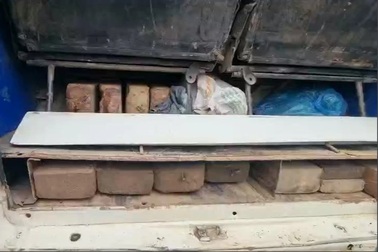 Bắt giữ xe khách vận chuyển gỗ lậu