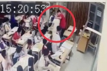 Vụ học sinh đè đầu, quật ngã cô giáo: Nguyên nhân từ đâu?