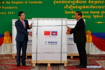 Ông Hunsen đích thân ra sân bay nhận vắc xin Covid-19 Trung Quốc tặng