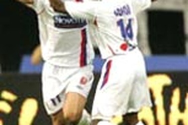 Lyon “thanh toán nợ nần”