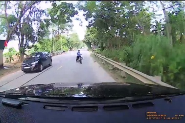 Sang đường không quan sát, người đàn ông suýt lao vào xe chạy ngược chiều