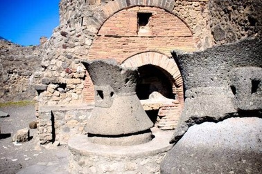 Liên tục gặp vận xui, nữ du khách hoảng hốt gửi trả cổ vật đánh cắp