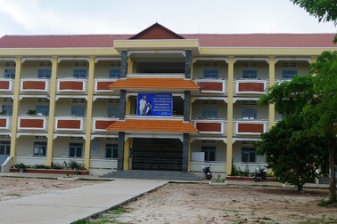 Trường sắp sập nhưng không được sửa, trường mới xây xong… chờ đập bỏ