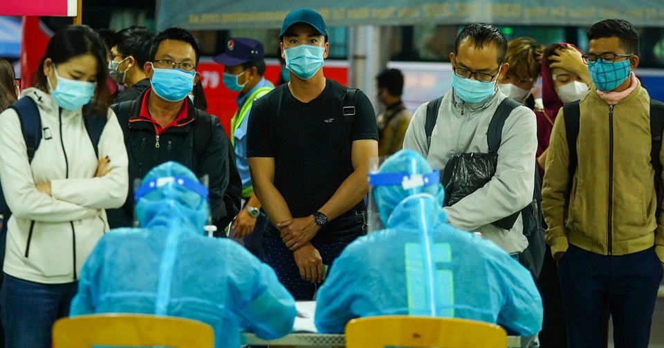 TPHCM giám sát người đến từ vùng có ca Covid-19 ngoài cộng đồng - 1 TPHCM giám sát người đến từ vùng có ca Covid-19 ngoài cộng đồng - 1
