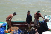 Thuyền viên mắc kẹt trong chiếc tàu lật úp được cứu như thế nào?