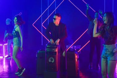 Touliver, Hanoi X-girls mách bạn thiết bị công nghệ “phải có” để vui hết mình trong mùa tiệc cuối năm