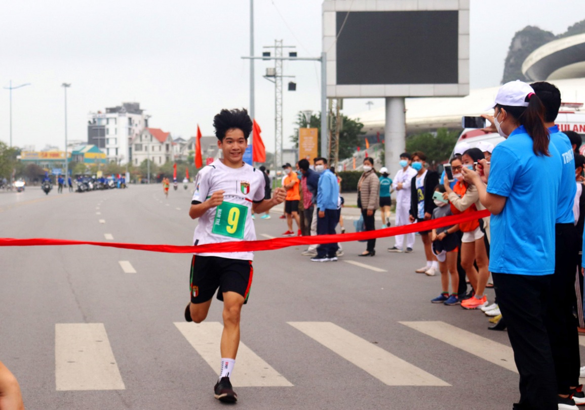 Hơn 15.000 người tham gia Ngày chạy Olympic, giải Việt dã truyền thống - 4 Hơn 15.000 người tham gia Ngày chạy Olympic, giải Việt dã truyền thống - 4