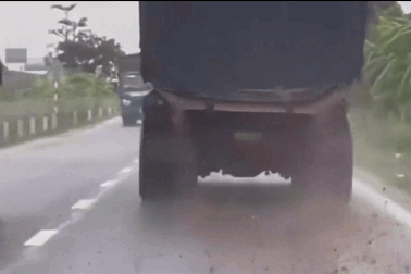 CSGT Ninh Bình bắt tại trận lái xe để đất đá rơi vãi xuống đường