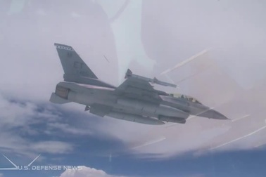 Video “chim ưng” F-16 Mỹ khai hỏa bắn rụng máy bay không người lái