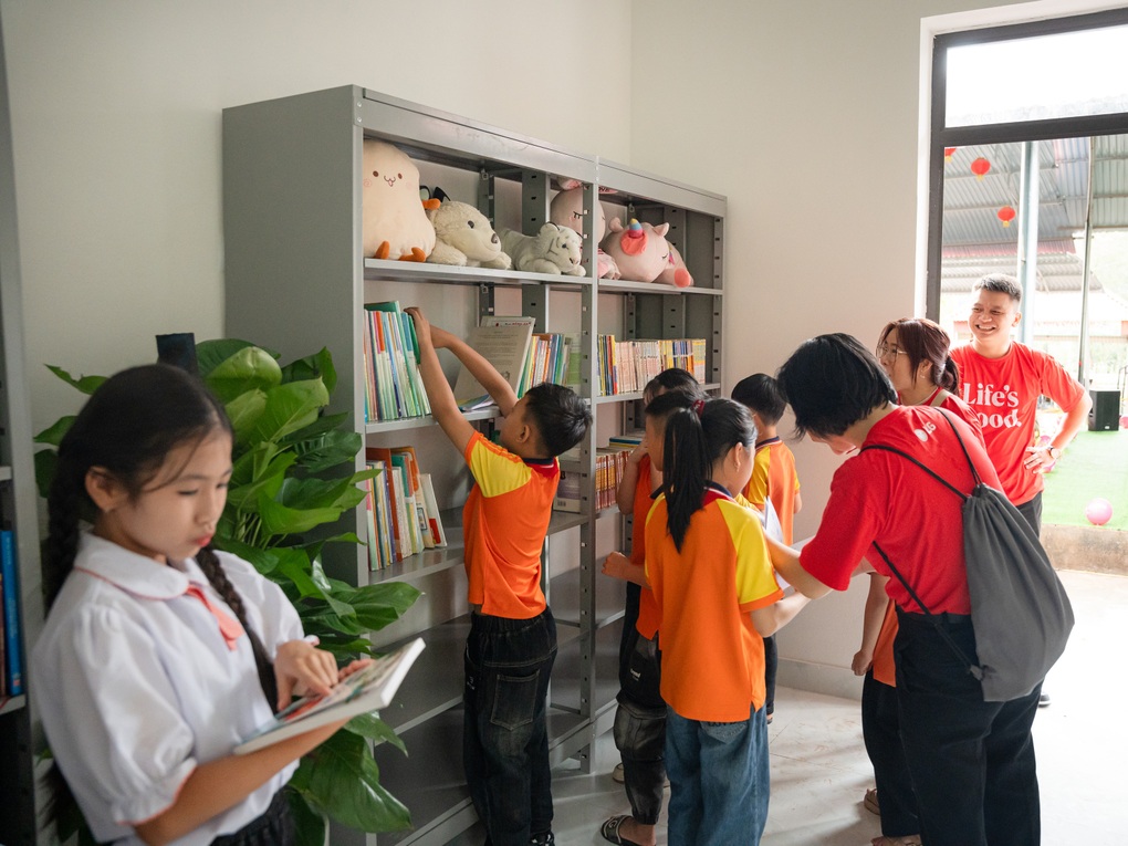 LG ផ្សព្វផ្សាយវប្បធម៌អានដល់កុមារនៅតំបន់ភ្នំ - ២ LG lan tỏa văn hóa đọc sách đến với trẻ em vùng cao - 2