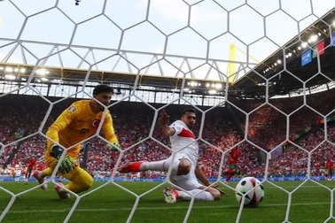 Cầu thủ Thổ Nhĩ Kỳ gây sốc với pha đá phản lưới nhà thảm họa nhất Euro 2024
