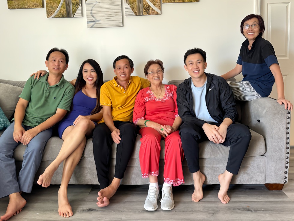 NSƯT Hoài Linh sau 5 năm mắc ung thư: Vẫn ăn cá khô, kể chuyện đi buôn đất - 8