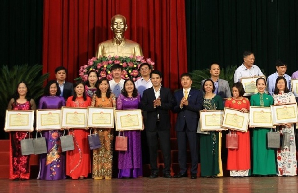 Trao học bổng của gia đình Giáo sư Lê Viết Ly đến học sinh, sinh viên nghèo - 2 Trao học bổng của gia đình Giáo sư Lê Viết Ly đến học sinh, sinh viên nghèo - 2