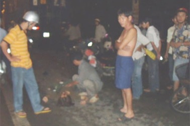 Xe máy tông đuôi container, một người nguy kịch