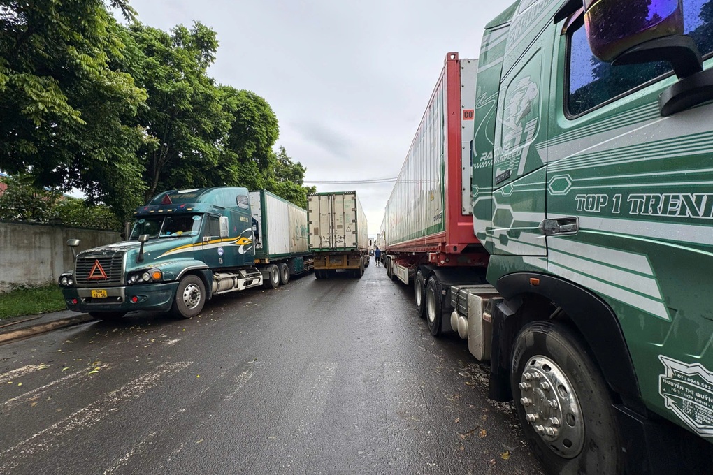Cả trăm xe container chở nông sản tập kết trái phép trong cụm công nghiệp - 2 Cả trăm xe container chở nông sản tập kết trái phép trong cụm công nghiệp - 2