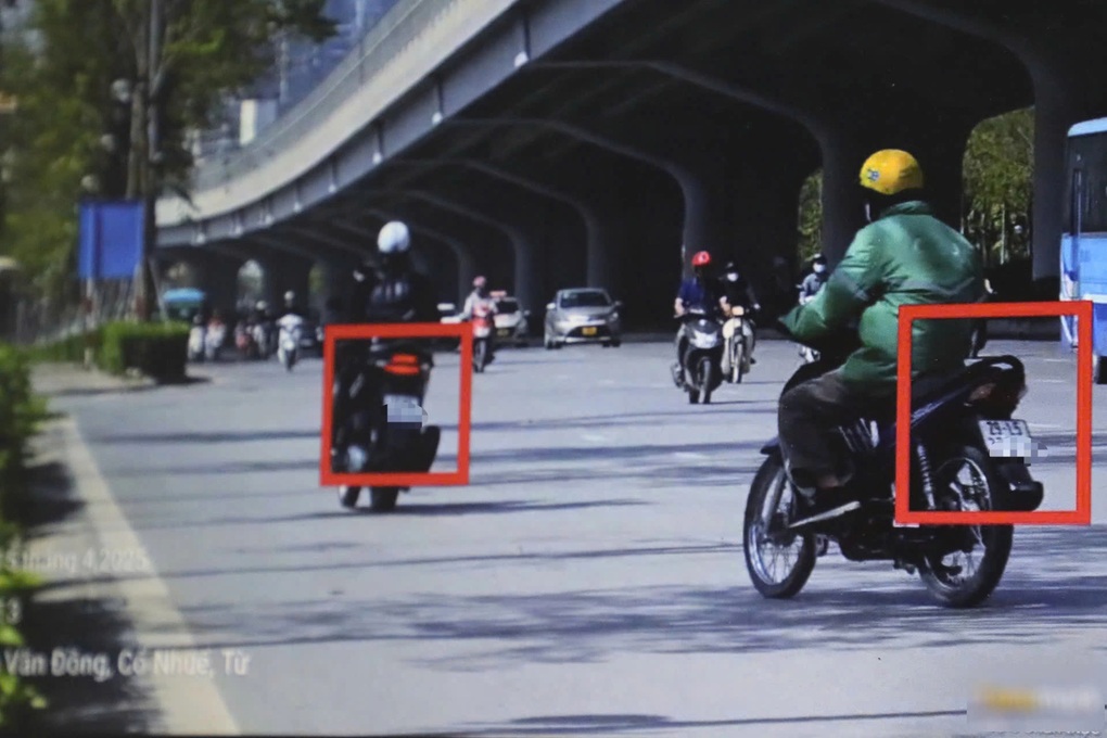 Hàng loạt tài xế xe máy vượt đèn đỏ, đi ngược chiều ở Hà Nội bị phạt nguội - 1 Hàng loạt tài xế xe máy vượt đèn đỏ, đi ngược chiều ở Hà Nội bị phạt nguội - 1