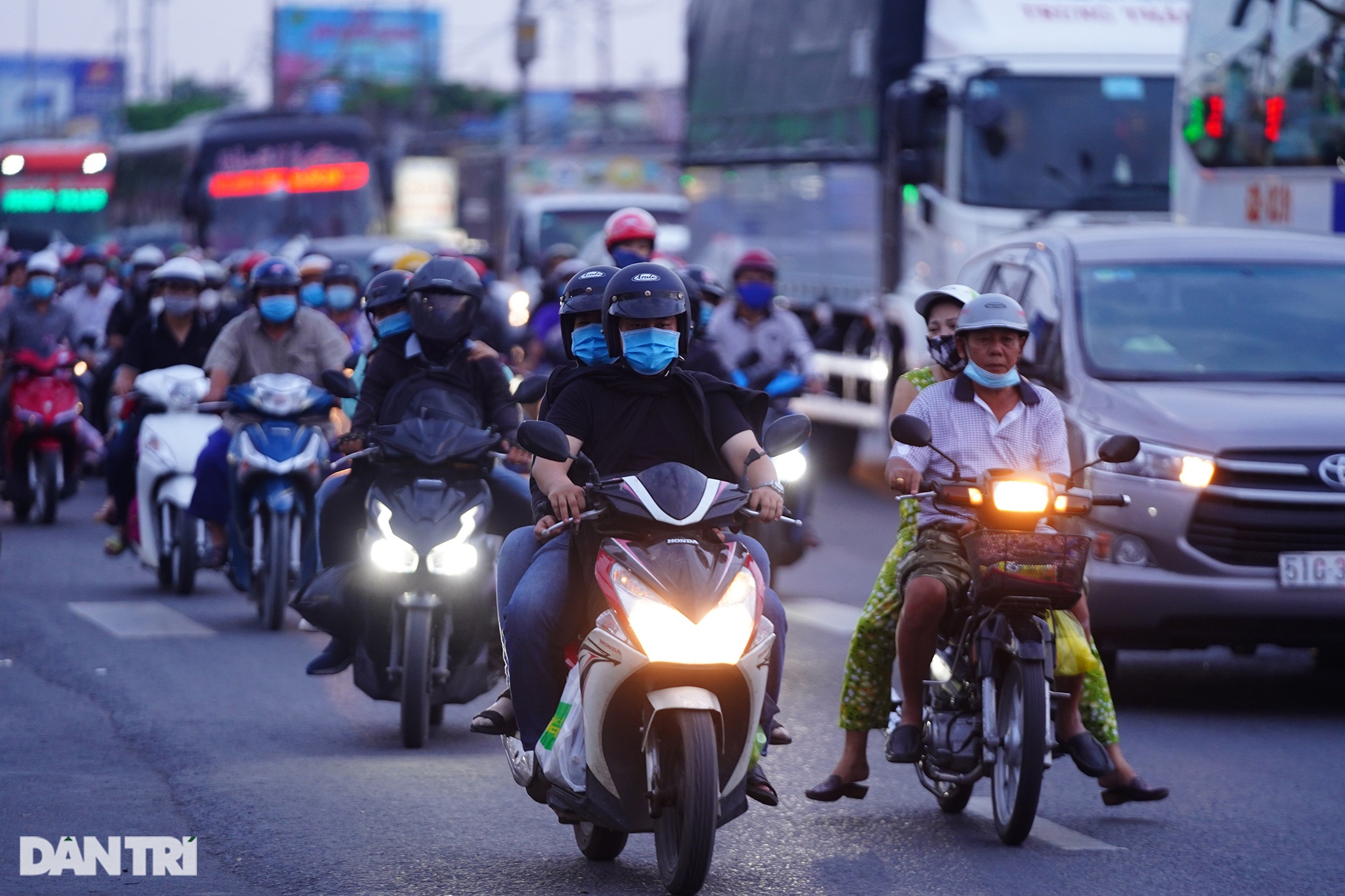 Người dân trở lại Sài Gòn sớm, giao thông cửa ngõ ùn tắc, hỗn loạn - 14 Người dân trở lại Sài Gòn sớm, giao thông cửa ngõ ùn tắc, hỗn loạn - 14