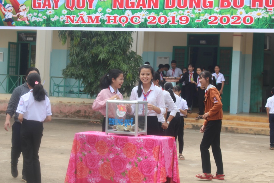 Thầy giáo trẻ và hành trình “ngăn dòng bỏ học” - 3 Thầy giáo trẻ và hành trình “ngăn dòng bỏ học” - 3