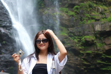 Người dân lên rừng tắm thác trong dịp Giỗ Tổ Hùng Vương