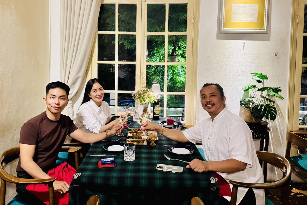 Hình ảnh vợ chồng Khánh Thi - Phan Hiển mừng sinh nhật Chí Anh gây chú ý - 1 Hình ảnh vợ chồng Khánh Thi - Phan Hiển mừng sinh nhật Chí Anh gây chú ý - 1