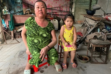 Xót xa cảnh người phụ nữ bất hạnh ôm con tá túc trong tiệm sửa xe