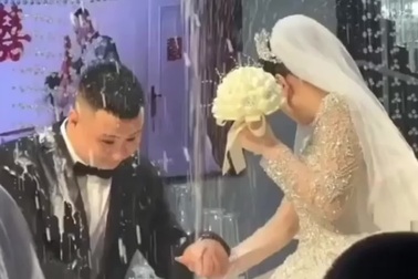 Cô dâu xinh đẹp bảo vệ chú rể khi chồng bị bạn bè trêu ghẹo tại lễ cưới