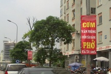 Treo quảng cáo ở cột điện có thể bị phạt đến 2 triệu đồng