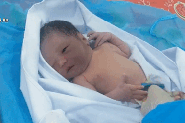 Cứu sống bé sơ sinh còn nguyên dây rốn bị bỏ rơi, người tím tái