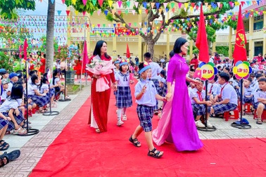 Phường kêu gọi “đổi” hoa khai giảng lấy quà cho học sinh nghèo