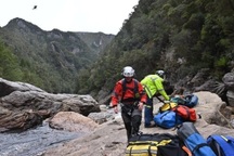 Khách bị kẹt ở khe nứt gần 20 tiếng, chấp nhận cắt cụt chân để được cứu