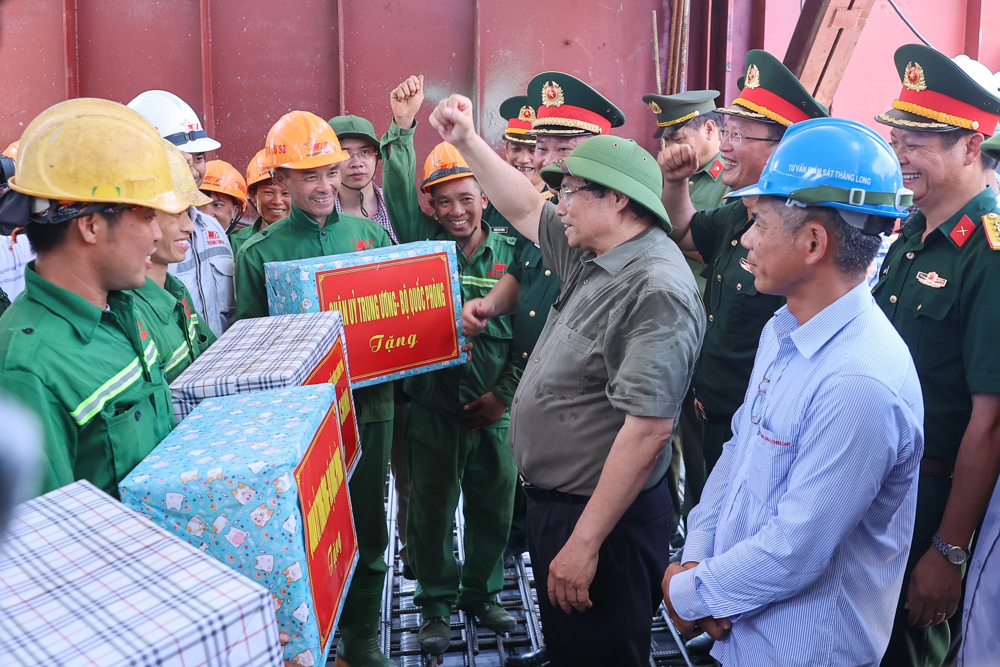 Thủ tướng kiểm tra cầu Phong Châu, chỉ đạo xây cao tốc mới tại Phú Thọ - 2