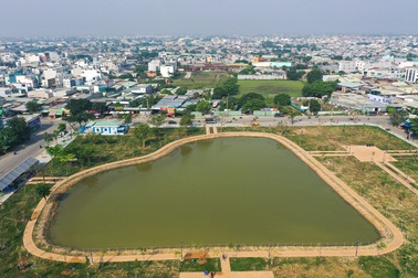 Bãi rác ô nhiễm trở thành công viên có hồ nước hình trái tim