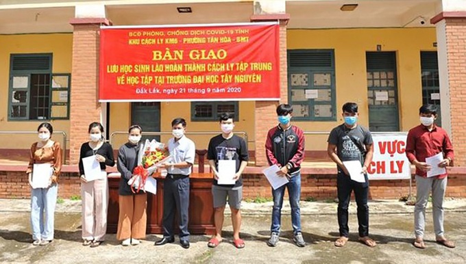 Đắk Lắk: Du học sinh Nước Bạn Lào được trao giấy chứng nhận hoàn thành cách ly - Ảnh 1.