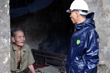 Gian nan vận động người dân đi tránh bão