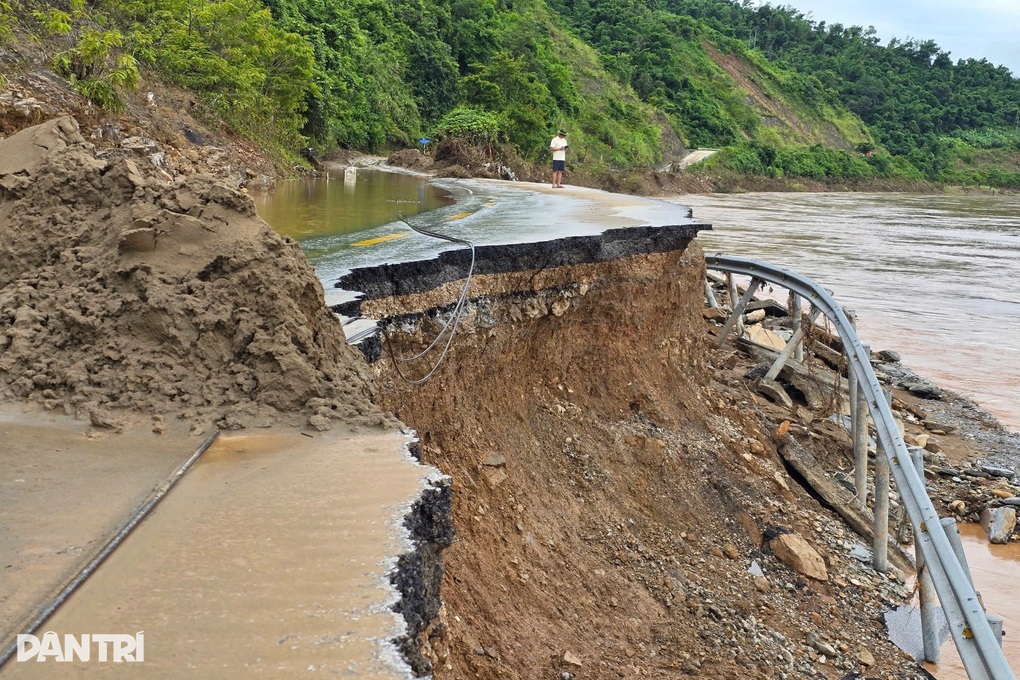 Nhiều đoàn cứu trợ mắc kẹt ở khu vực biên giới Nghệ An do quốc lộ 7 sạt lở - 1 Nhiều đoàn cứu trợ mắc kẹt ở khu vực biên giới Nghệ An do quốc lộ 7 sạt lở - 1