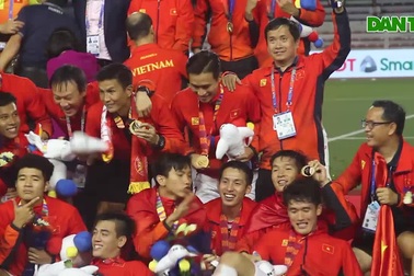 Cảm xúc hạnh phúc của cầu thủ U22 Việt Nam khi nhận HCV SEA Games
