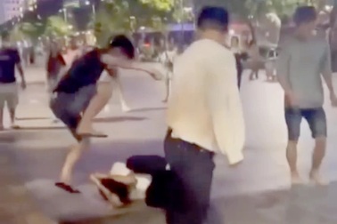 Nam thanh niên bị đánh tới tấp ở phố đi bộ Nguyễn Huệ