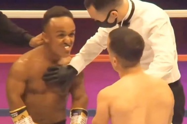 “Chú lùn” cao 90cm hạ đo ván đối thủ ở trận đấu đặc biệt