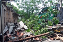 Xe tải lao vào nhà dân, 2 cháu nhỏ thoát chết trong gang tấc