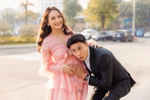 Bảo Thanh bầu 5 tháng vẫn đi dép lê lên sân khấu hát cùng Quốc Trường