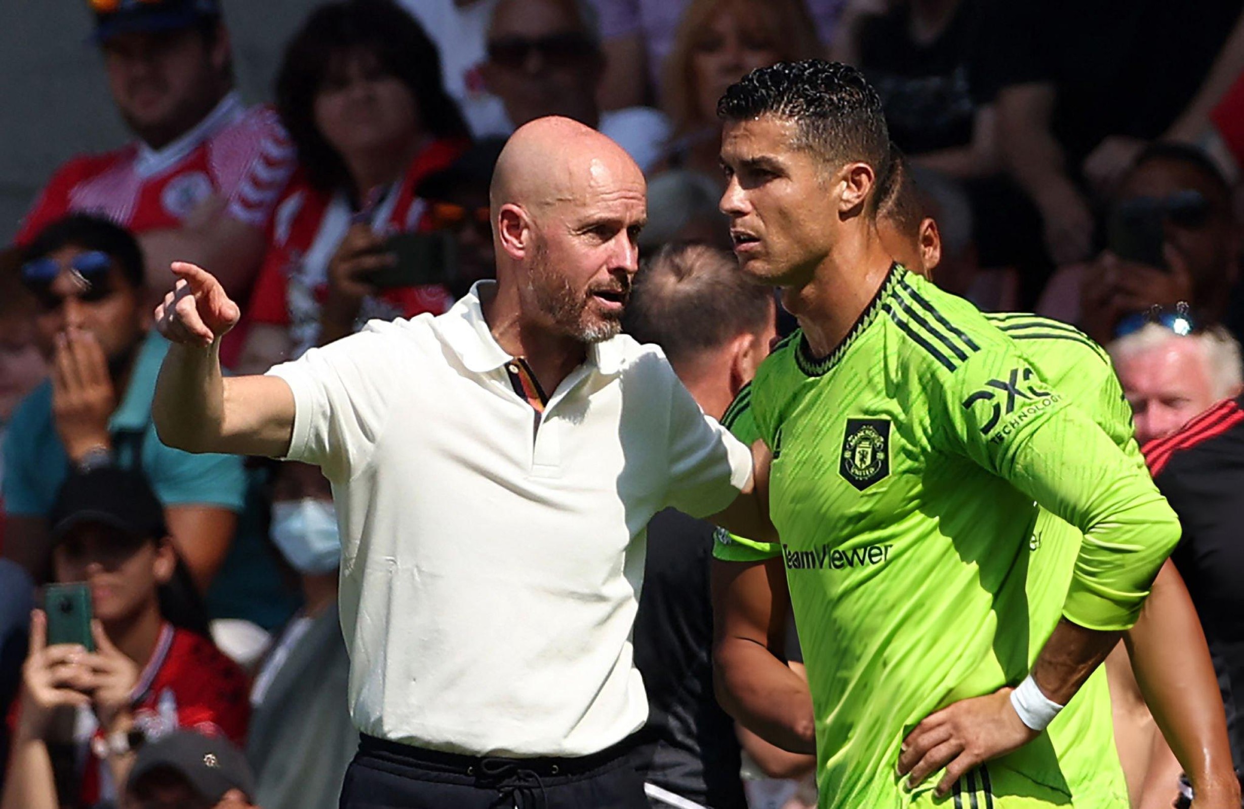 HLV Ten Hag gay gắt đáp trả Cristiano Ronaldo - 1