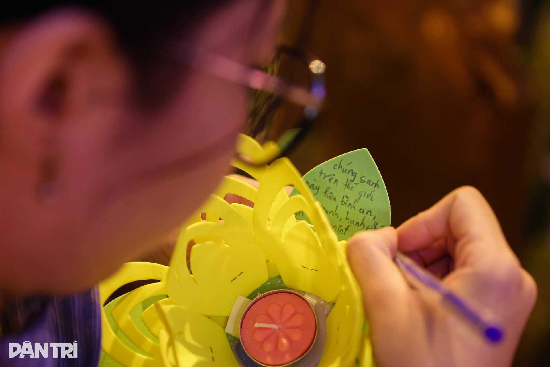 Hàng nghìn người tham gia Đêm hội hoa đăng ở chùa Pháp Hoa - 8 Hàng nghìn người tham gia Đêm hội hoa đăng ở chùa Pháp Hoa - 8