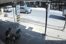 Va với xe điện sang đường bất cẩn, người đi xe máy lao vào đuôi ô tô tải