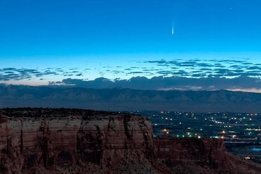 Cảnh tượng sao chổi bay ngang qua trái đất đầy ngoạn mục