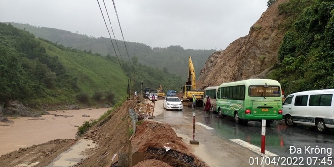 Đoạn đường đang được sửa chữa trên tuyến Quốc lộ 9 nối Lao Bảo với TP Đông Hà tiếp tục sạt lở 