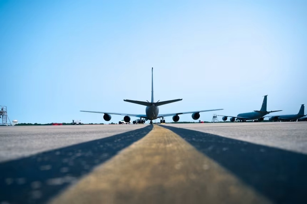 Nhập viện vì gói hàng khả nghi gửi đến căn cứ không quân Mỹ - 1 Nhập viện vì gói hàng khả nghi gửi đến căn cứ không quân Mỹ - 1