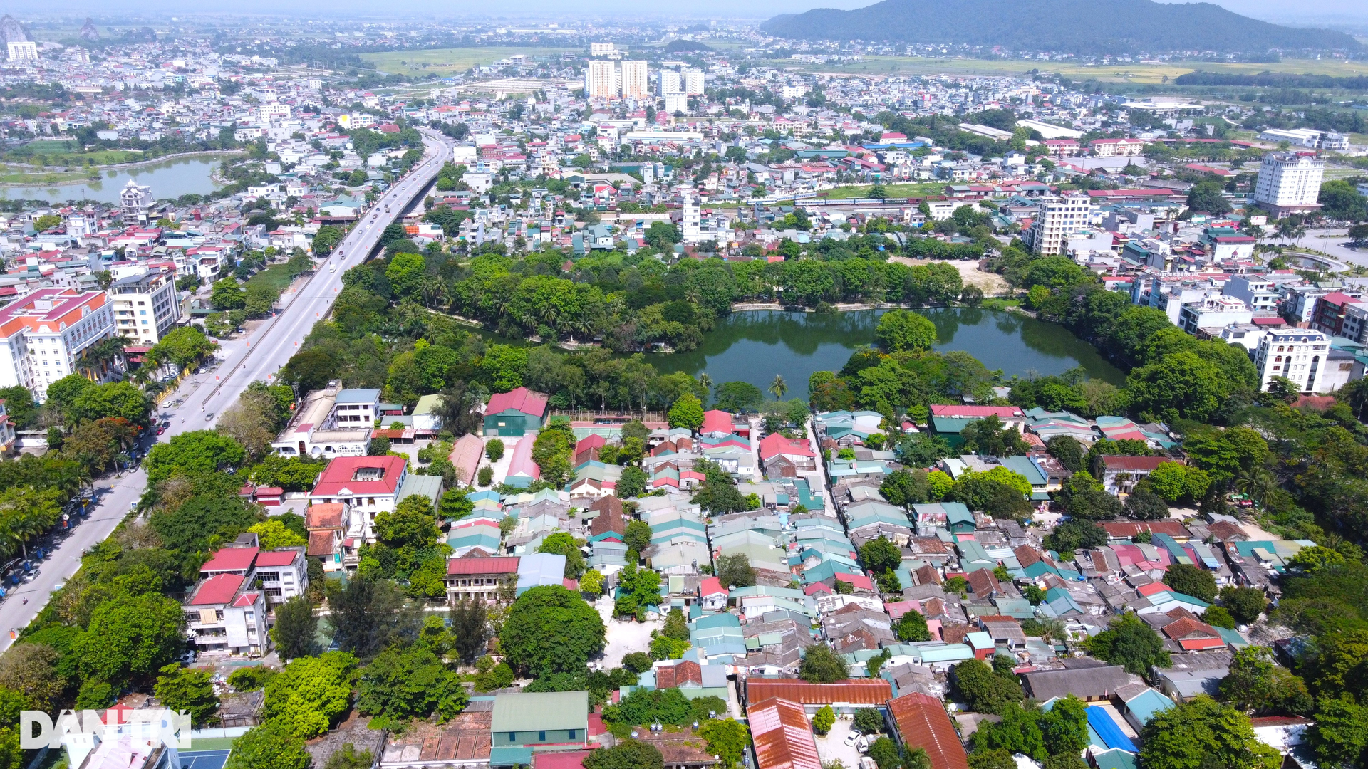 Hàng loạt trụ sở cũ bỏ hoang trên đại lộ đẹp nhất Thanh Hóa - 11 Hàng loạt trụ sở cũ bỏ hoang trên đại lộ đẹp nhất Thanh Hóa - 11