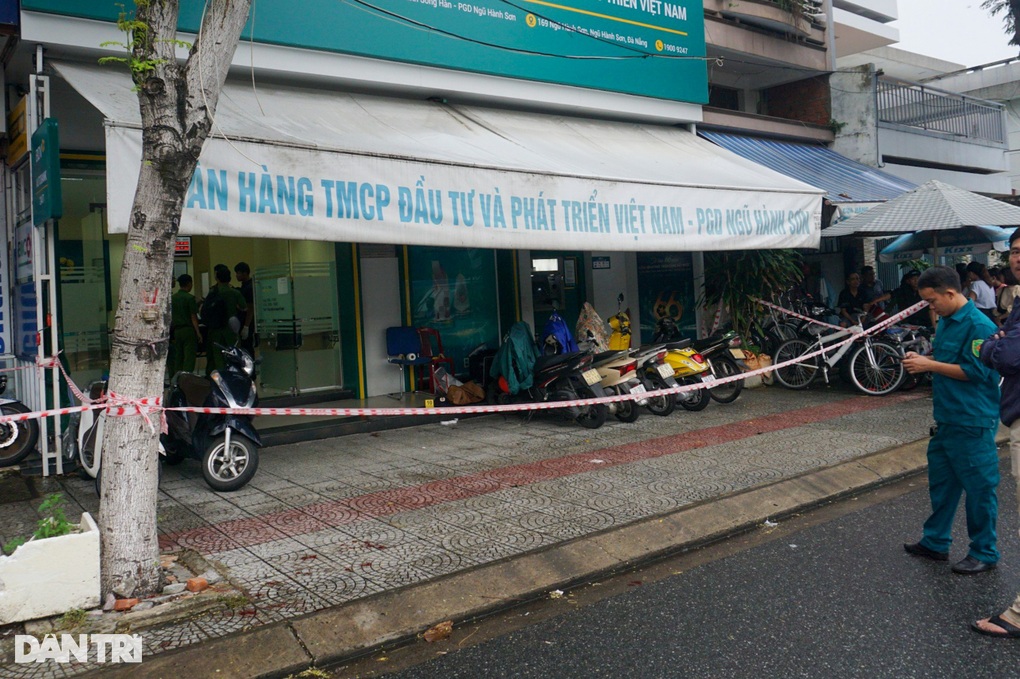 Hiện trường vụ cướp ngân hàng khiến bảo vệ tử vong ở Đà Nẵng - 1 Hiện trường vụ cướp ngân hàng khiến bảo vệ tử vong ở Đà Nẵng - 1