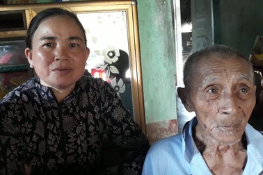 Bạn đọc báo Dân trí trao hơn 62,3 triệu đồng đến cụ Nguyễn Lừng ở Bình Đinh