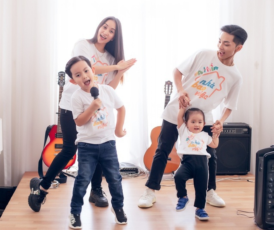 Ngắm khu vườn ngập hoa hồng trên ban công của Khánh Thi- Phan Hiển - 1 Ngắm khu vườn ngập hoa hồng trên ban công của Khánh Thi- Phan Hiển - 1